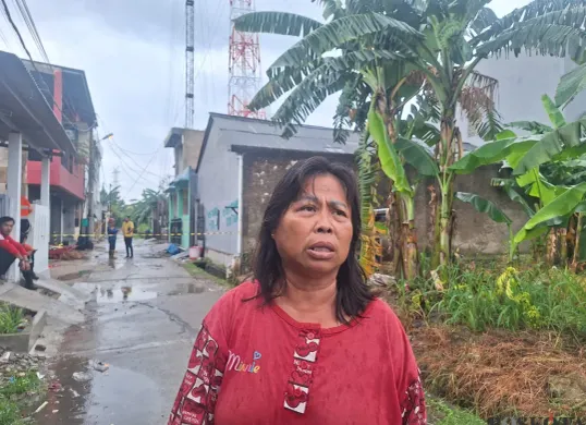 Leniana, 57 tahun, saat dijumpai di Kavling Bumi Indah Sejahtera, RT 08/RW 05, Desa Karang Satria, Tambun Utara, Kabupaten Bekasi. Selasa, 28 Januari 2025. (Sumber: Poskota/Ihsan Fahmi)