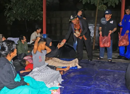 Penjabat Wali Kota Tangerang Dr. Nurdin memberikan makan malam kepada sejumlah warga yang mengungsi ke sejumlah posko siaga yang didirikan Pemkot Tangerang. (Sumber: Dok Pemkot Tangerang)