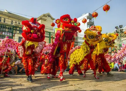 Pertunjukan Barongsai di salah satu pusat perbelanjaan Bandung dalam perayaan Imlek 2025, membawa keberuntungan dan semangat kebersamaan (Sumber: Pinterest)