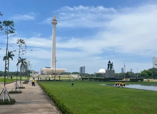 Monumen Nasional (Monas) dipadati masyarakat dalam dan luar negeri saat libur panjang. (Sumber: X/@ColminIndonesia)