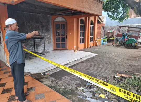 Warga sekitar menunjukan rumah angker, tempat penemuan jasad di Jakarta Utara, Rabu, 29 Januari 2025. (Sumber: Poskota/Angga Pahlevi)