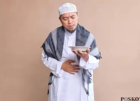 Beberapa penyebab sakit perut setelah berbuka puasa, salah satunya langsung makan makanan berat. (Sumber: Freepik)