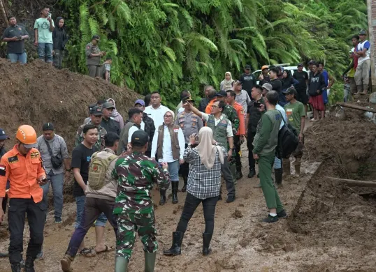 Peninjauan rombongan BNPB dan Bupati Mamuju ke Dusun Tamasapi, Kecamatan Mamuju, Kabupaten Mamuju, Sulawesi Barat, Rabu (29/1). (Sumber: Sumber foto : BPBD Kabupaten Mamuju)