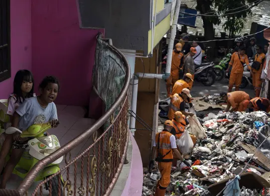 Ilustrasi, petugas PPSU mengangkut tumpukan sisa sampah yang terbawa arus air banjir di Jalan Kapuk Bongkaran, Cengkareng, Jakarta Barat, Kamis, 30 Januari 2025. (Sumber: Poskota/ Bilal Nugraha Ginanjar)