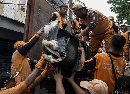 Petugas Penanganan Prasarana dan Sarana Umum (PPSU) Kelurahan Kapuk. (Sumber: Poskota/ Bilal Nugraha Ginanjar)