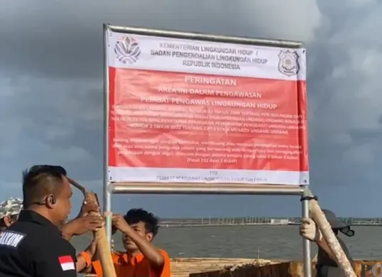 Pemasangan spanduk peringatan berukuran 1 x 1,5 meter oleh KLH di lokasi pagar laut Kampung Paljaya, Desa Segara Jaya, Tarumajaya, Kabupaten Bekasi, pada Kamis pagi, 30 Januari 2025. (Sumber: Poskota/Ihsan Fahmi)