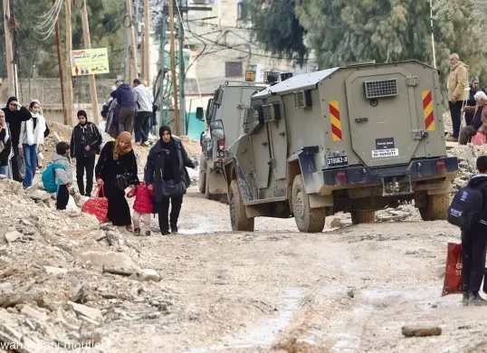 Pasukan pendudukan Israel secara paksa mengusir warga Palestina dari rumah mereka di kamp pengungsi Jenin, sebelah utara Tepi Barat yang diduduki. (Sumber: X/@EyeonPalestine)