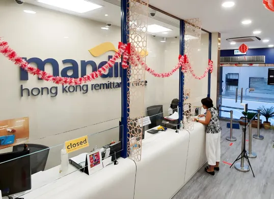 Transaksi nasabah Bank Mandiri di Kantor Perwakilan Hongkong. (Sumber: Dok. Bank Mandiri)