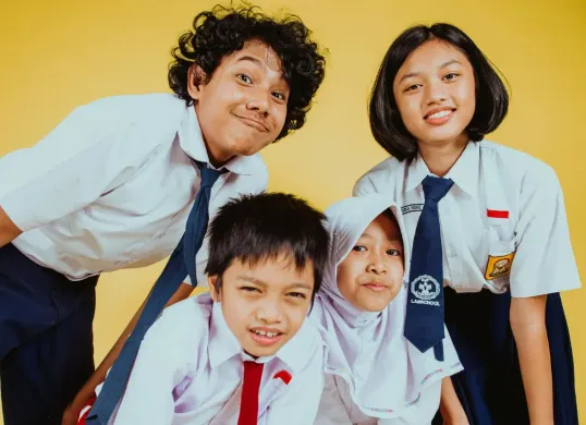 Daftar bansos bagi pelajar 2025 yang akan cair dalam waktu dekat. (Sumber: Canva)
