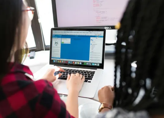 cara mudah pakai VPN di laptop Windows (Sumber: Pexels/Christina Morillo)