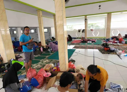 Suasana lokasi pengungsian banjir di Masjid An Nur Komplek KFT, Cengkareng, Jakarta Barat, Jumat, 31 Januari 2025. (Sumber: Poskota/Pandi Ramedhan)