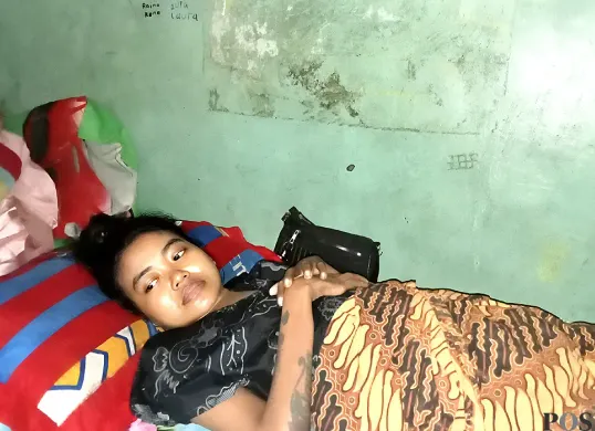 Ratih Raynada, 30 tahun, wanita muda asal Mustika Jaya yang mengalami kelumpuhan karena diduga jadi korban malpraktik RSUD Kota Bekasi. (Sumber: POSKOTA | Foto: Nurpini Aulia Rapika)