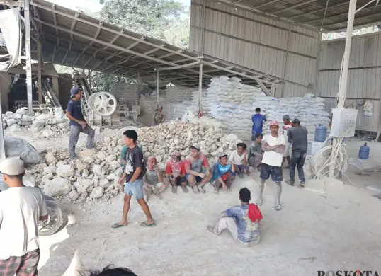 Salah satu lokasi pengolahan batu kapur di Kampung Cibogo, RT05/04, Desa Citatah, Kecamatan Cipatat, Kabupaten Bandung Barat. (Sumber: Poskota/Gatot Poedji Utomo)