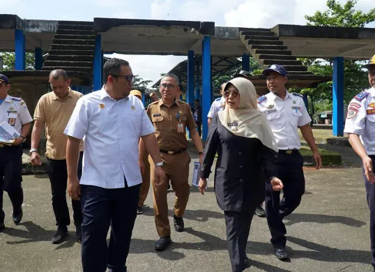 Bupati Pandeglang bersama Kepala BPTB Banten meninjau Terminal Kadubanen. (Sumber: Dok Setda Pandeglang)