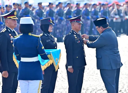 Potret Presiden Prabowo Subianto yang memberikan tanda kehormatan kepada tiga anggota Polri di Hari Bhayangkara ke-79. (Sumber: Setneg.go.id)