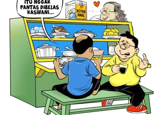 Dua pria sedang berbincang santai di warteg, salah satunya mengecam tindakan koruptor sambil memegang segelas kopi. Di belakang mereka, seorang ibu warteg tersenyum sambil menatap kotak amal yang terisi uang. (Sumber: Poskota/Arif Setiadi)