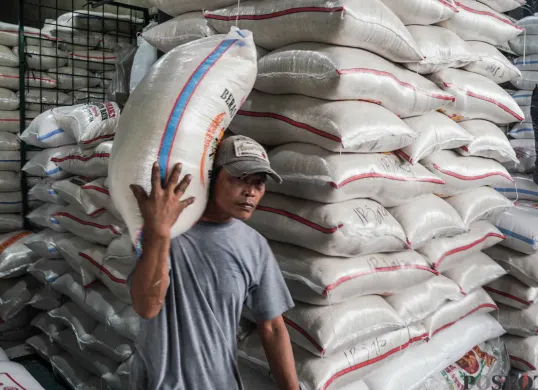 Begini cara cek daftar penerima bansos beras dari pemerintah. 
(Sumber: Poskota/Bilal Nugraha Ginanjar)