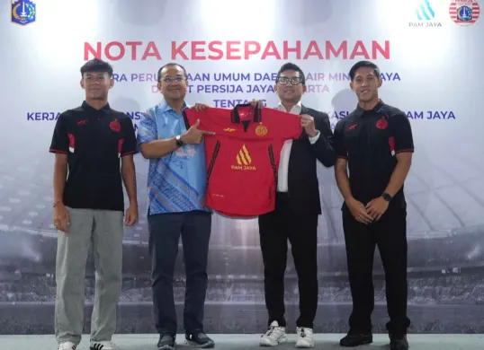 Potret kerja sama antara Persija Jakarta dan PAM JAYA. Lakukan kampanye air bersih lewat sepak bola. (Sumber: Persija)