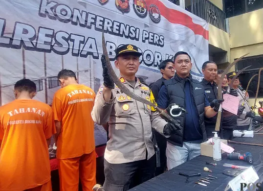 Petugas gabungan Polresta Bogor Kota dan Polsek Bogor Timur memperlihatkan senjata tajam yang disita dari 7 remaja pelaku tawuran saat konferensi pers di Mapolsek Bogor Timur, Kamis, 3 Juli 2025. (Sumber: POSKOTA | Foto: Sekar Putri Andini)