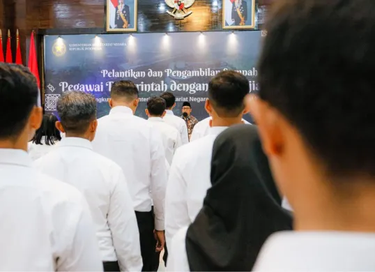 Lowongan PPPK Guru dan Nakes 2025 telah diumumkan. Simak kuota per daerah, syarat administrasi, dan strategi sukses ujian CAT. Daftar sekarang di SSCASN! (Sumber: setneg.go.id)