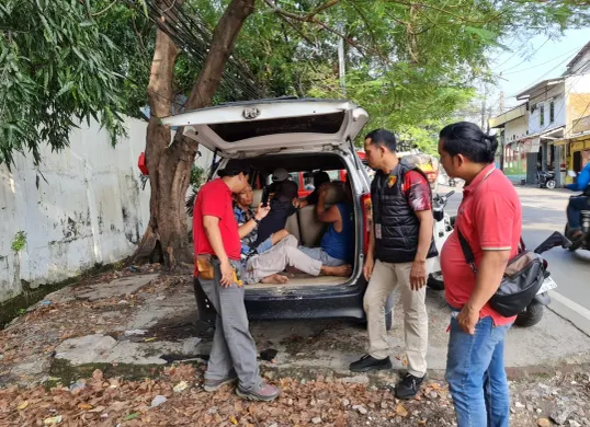 Polisi menangkap lima preman yang melakukan pemalakan terhadap sopir travel di pangkalan Metro Kapuk Raya, Cengkareng, Jakarta Barat, Kamis, 3 Juli 2025. (Sumber: Polsek Cengkareng)