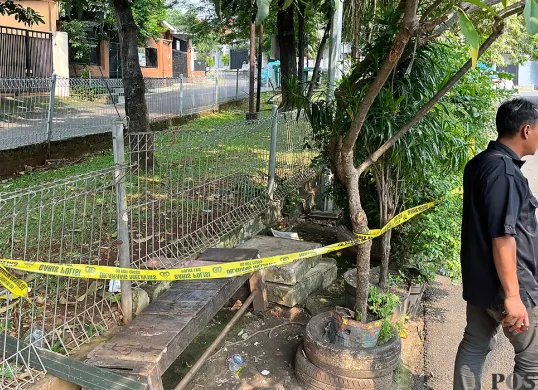 Garis polisi dipasang di TKP bocah tewas diduga akibat tersengat listrik di kawasan Kebayoran Baru, Jakarta Selatan. (Sumber: POSKOTA | Foto: Pandi Ramedhan)