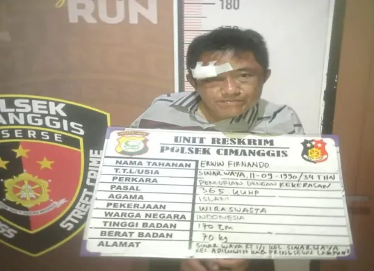Tampang bonyok perampas uang usai dihajar massa saat mendekam di jeruji besi pesakitan Polsek Cimanggis, Kota Depok. (Sumber: Polsek Cimanggis)