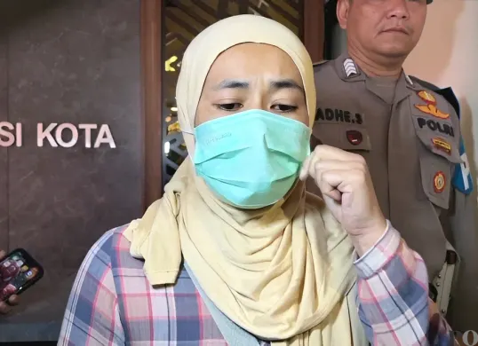 Siti Arini, 42 tahun, wanita asal Sukabumi menangis tersedu-sedu usai gagal berangkat ke Arab Saudi sebagai PMI ilegal. Siti berharap suatu saat nanti bisa berangkat sebagai pekerja resmi. Jumat 4 Juli 2025. (Sumber: Poskota/Nurpini Aulia Rapika)