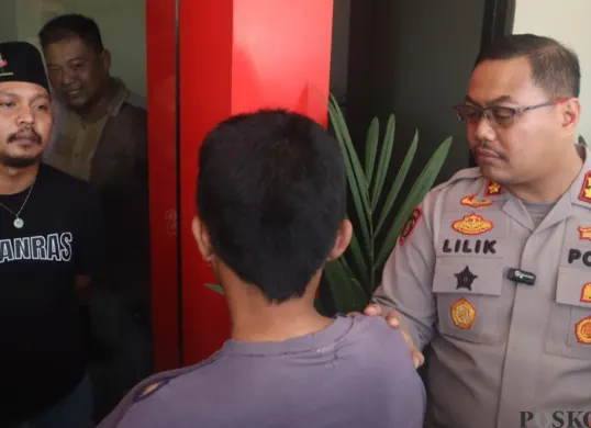 Kapolres Purwakarta AKBP Lilik Ardiansyah menginterogasi pelaku pria penganiaya anak kandungnya yang berhasil ditangkap di lokasi persembunyian, Hutan Desa Cipinang. (Sumber: Poskota/Dadan Sukmana)