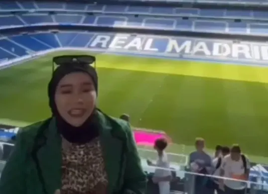 Viral momen Ratnawati Muchlis saat berada di markas Real Madrid. (Sumber: Instagram/@bapendaenrekang)