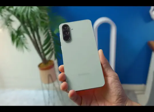 Handphone Samsung Galaxy A56 5G (Sumber: YouTube/GadgetIn)