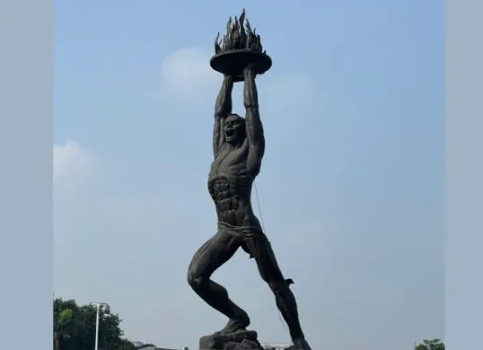 Patung pemuda membangun (Sumber: Pinterest/Fascha Aryasa)