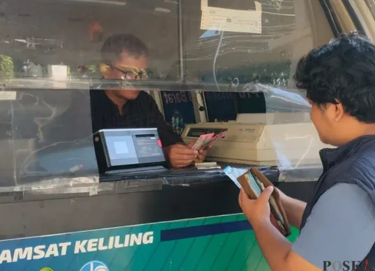 Warga mengurus pajak kendaraan di Samsat Depok yang dibuka pada akhir pekan, Minggu, 6 Juli 2025. (Sumber: Poskota/Angga Pahlevi)