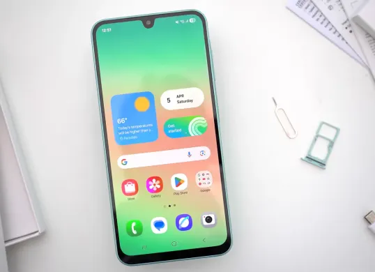 Salah satu daftar rekomendasi HP 3 jutaan paling worth it pada Agustus 2025, Samsung Galaxy A26 (Sumber: YouTube/TechDaily)