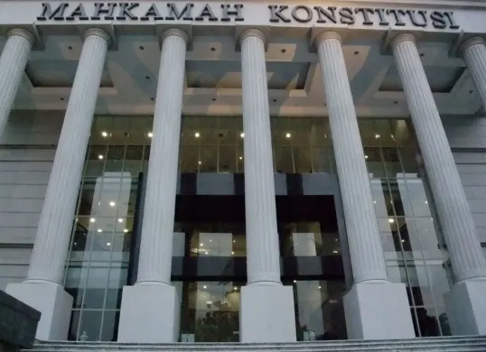 Potret gedung Mahkamah Konstitusi RI. (Sumber: Wikimedia Commons)