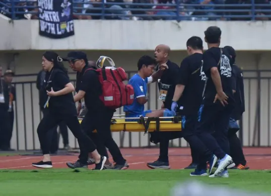 Petaka Piala Presiden 2025, Ahmad Jufriyanto alami cedera patah tulang rusuk usai berbenturan dengan pemain Port FC, Brayan Vargas. (Sumber: persib.co.id)
