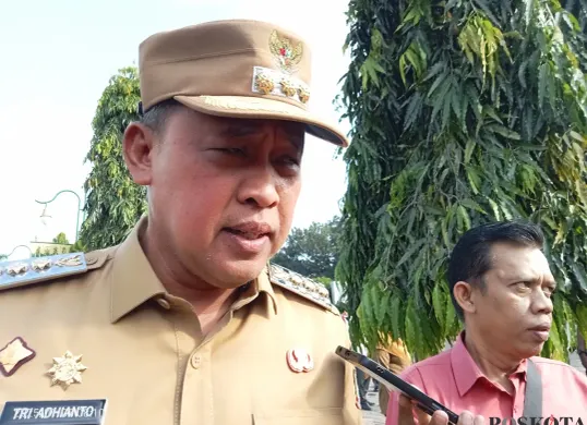 Wali Kota Bekasi, Tri Adhianto, menyebut siswi SD yang mengeluh gagal masuk SMP negeri dalam video viral berdomisili di Kabupaten Bekasi. (Sumber: Poskota/Nurpini Aulia Rapika)