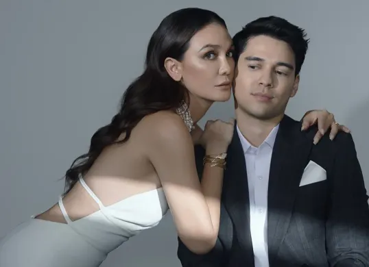 Intip Koleksi Gelang Mewah Merk Bvlgari Luna Maya Seharga 2 Rumah, Netizen Syok (Sumber: Instagram/lunamaya)