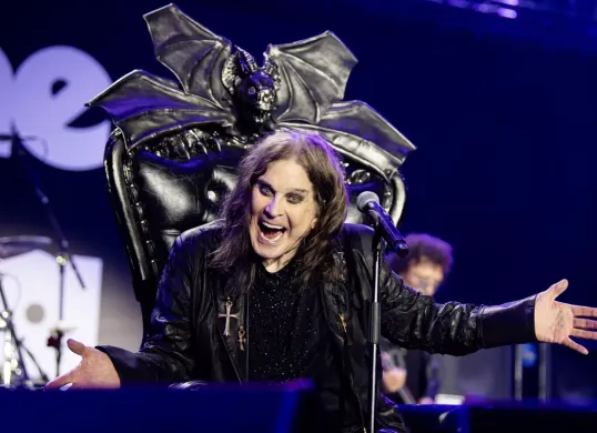 Ozzy Osbourne tampil penuh semangat dalam konser terakhirnya meski kondisi fisik menurun akibat Parkinson. (Sumber: Instagram/@ozzyosbourne)