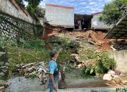 Kondisi tembok turap yang longsor di Perumahan Puri Pamulang, Kelurahan Bambu Apus, Kecamatan Pamulang, Kota Tangerang Selatan pada Selasa, 8 Juli 2025. (Sumber: POSKOTA | Foto: Primayanti)
