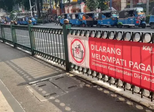 Imbauan bagi pengguna KRL agar tidak melompati pagar di Stasiun Cikini, Jakarta Pusat. (Sumber: Humas Daop 1 Jakarta)