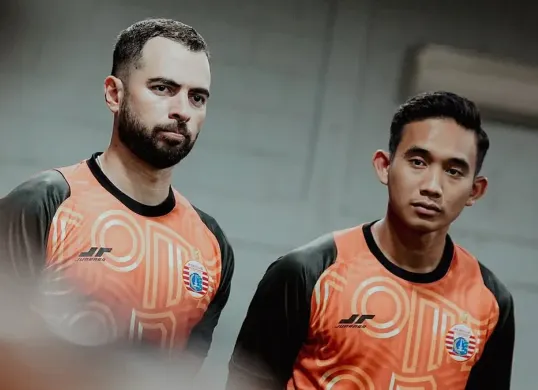 Jordi Amat optimis cepat adaptasi dengan tim Persija. (Sumber: Instagram/@persija)
