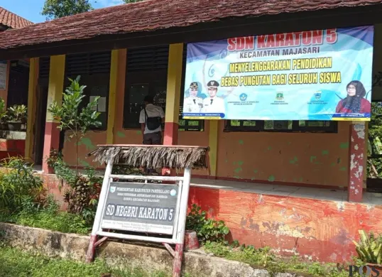 Suasana SDN Karaton 5 di Kelurahan Karaton, Kecamatan Majasari, Pandeglang, sepi tanpa ada aktivitas pendaftaran calon siswa baru. (Sumber: Poskota/Samsul Fatoni)