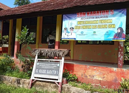 Situasi di SDN Karaton 5 Kecamatan Majasari, Pandeglang, yang sepi dari aktivitas pendaftaran siswa baru. (Sumber: POSKOTA | Foto: Samsul Fatoni)