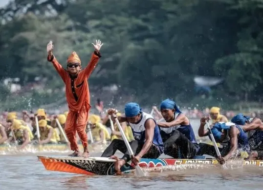 Tradisi pacu jalur yang viral dan mendunia. (Sumber: Kemenparekraf)