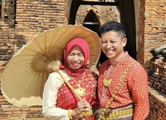 Staf Kementerian Luar Negeri (Kemlu) Republik Indonesia Arya Daru Pangayunan bersama dengan istrinya.(Sumber: Instagram/@ddaru_chee)