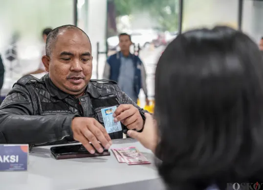 Warga mengambil dana Pencairan Bantuan Subsidi Upah (BSU) tahap 1 di Graha Pos Indonesia, Jakarta, Rabu, 9 Juli 2025. (Sumber: Poskota/Bilal Nugraha Ginanjar)