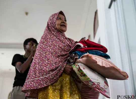 Para Warga Mengungsi di Masjid Pasca Banjir 