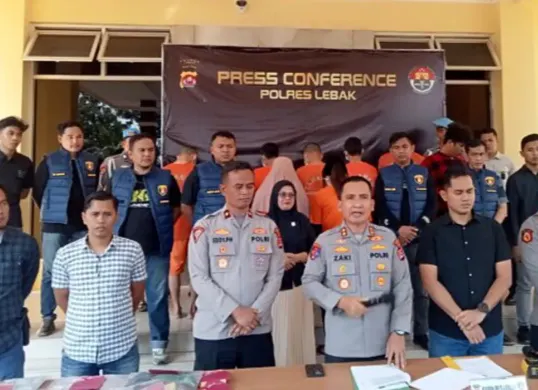 Jajaran Polres Lebak, saat ekspose sejumlah perkara, salah satunya kasus pembuangan bayi ke sungai. (Sumber: Dok. Polres Lebak)