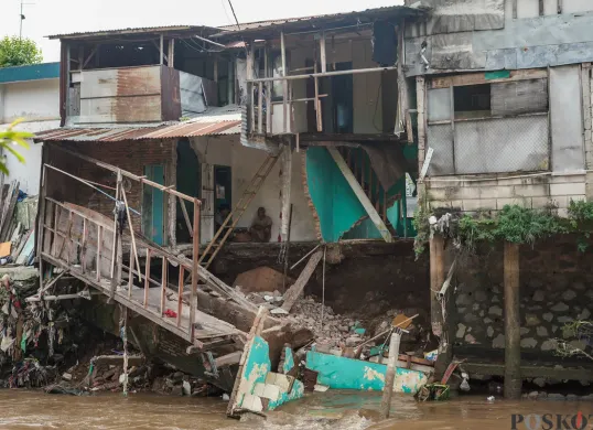 Empat Rumah Longsor di Bantaran Kali Ciliwung